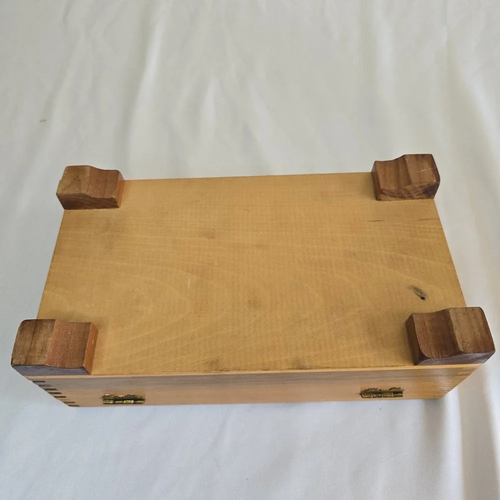 VTG Handcarved Cedar Box Finger-Jointed With Mirror Mountain and Water Landscape